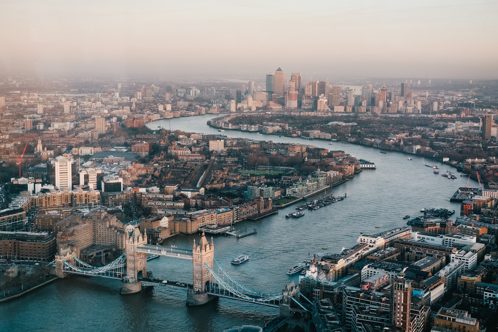 伦敦街景与红色巴士,象征英国留学规划